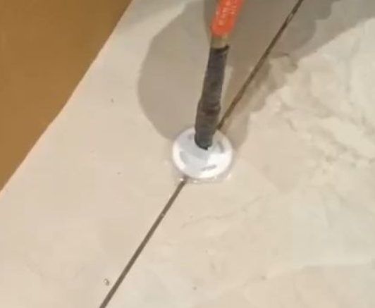 祁县瓷砖空鼓维修公司专业解答瓷砖在铺贴过程中，如果没有涂抹均匀到位的粘结材料（如水泥砂浆或瓷砖胶），可能会导致以下问题